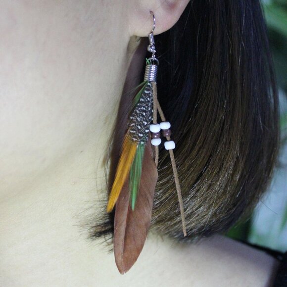 Handcrafted Natural Feather Dangle Earrings - Chic Peacock Design for Gifting - Picture 2 of 7